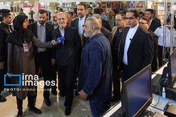Pezeshkian visita la Feria Internacional del Libro de Teherán
