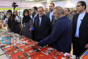 Pezeshkian visita la Feria Internacional del Libro de Teherán