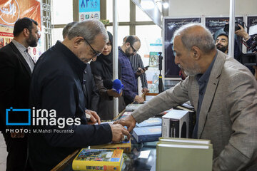 Pezeshkian visita la Feria Internacional del Libro de Teherán