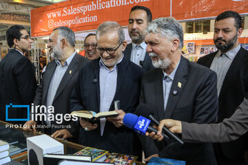 Pezeshkian visita la Feria Internacional del Libro de Teherán