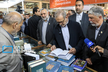 Pezeshkian visita la Feria Internacional del Libro de Teherán