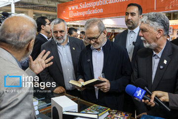 Pezeshkian visita la Feria Internacional del Libro de Teherán