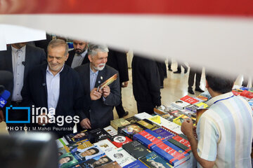 Pezeshkian visita la Feria Internacional del Libro de Teherán