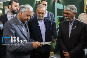 Pezeshkian visita la Feria Internacional del Libro de Teherán