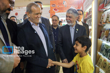 Pezeshkian visita la Feria Internacional del Libro de Teherán