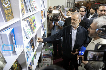 Pezeshkian visita la Feria Internacional del Libro de Teherán