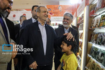 Pezeshkian visita la Feria Internacional del Libro de Teherán