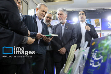 Pezeshkian visita la Feria Internacional del Libro de Teherán