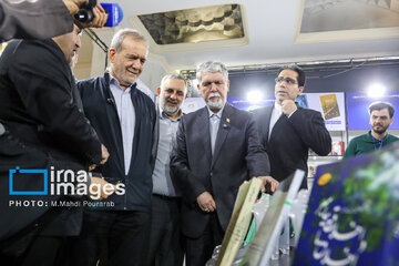 Pezeshkian visita la Feria Internacional del Libro de Teherán