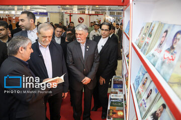 Pezeshkian visita la Feria Internacional del Libro de Teherán