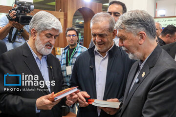 Pezeshkian visita la Feria Internacional del Libro de Teherán