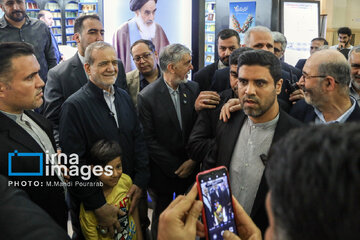 Pezeshkian visita la Feria Internacional del Libro de Teherán
