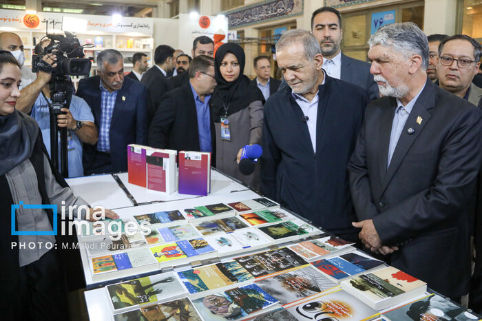 El presidente iraní visita la Feria Internacional del Libro de Teherán