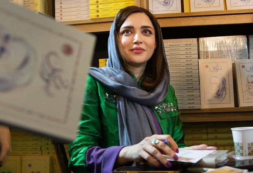 حاشیه‌های یک جشن؛ عوامل «سووشون» کارت پستال امضا کردند نه کتاب