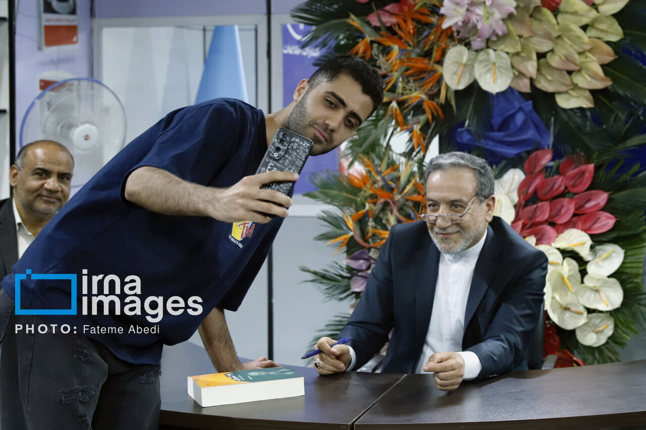 عراقچی: نمایشگاه کتاب، جلوه‌ای بی‌نظیر از عشق ایرانیان به فرهنگ را به نمایش گذاشت