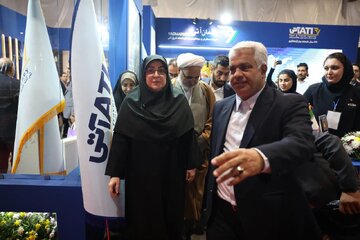 فیلم | بازدید سخنگوی دولت از نمایشگاه صنایع دستی در مشهد