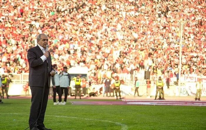 Coşqulu azarkeşlər Traktor klubunun çempionluğunu qeyd edirlər