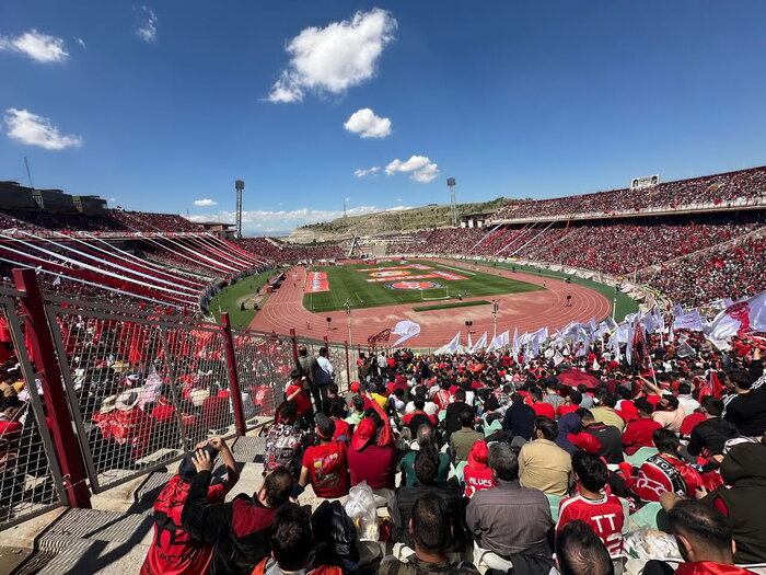 Coşqulu azarkeşlər Traktor klubunun çempionluğunu qeyd edirlər