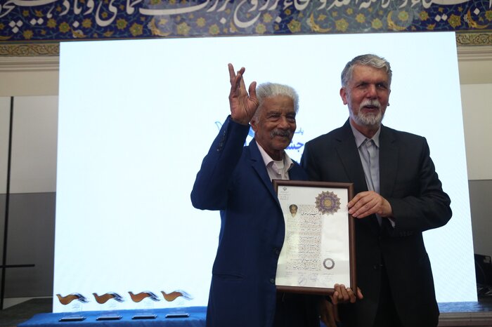 خلیج فارس نماد مقاومت و وحدت ایران است/ اهدای نشان هنری به ۲ پیشکسوت