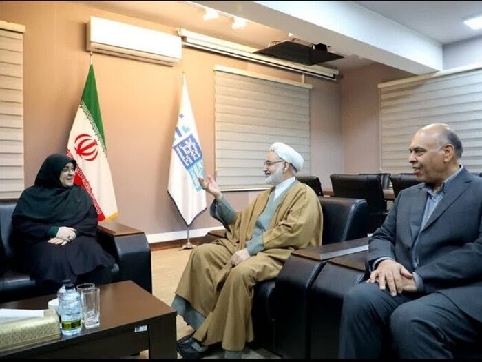 سخنگوی دولت به دیدار مادر شهید رییسی رفت