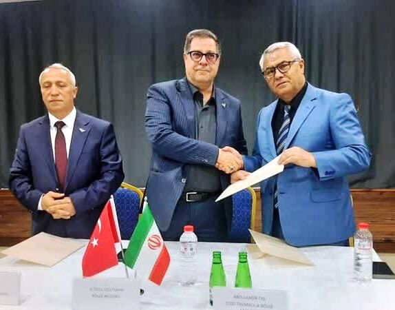 امضای تفاهمنامه همکاری برای بهبود زیرساختهای حمل و نقل ریلی ایران و ترکیه امضای تفاهمنامه همکاری برای بهبود زیرساختهای حمل و نقل ریلی ایران و ترکیه