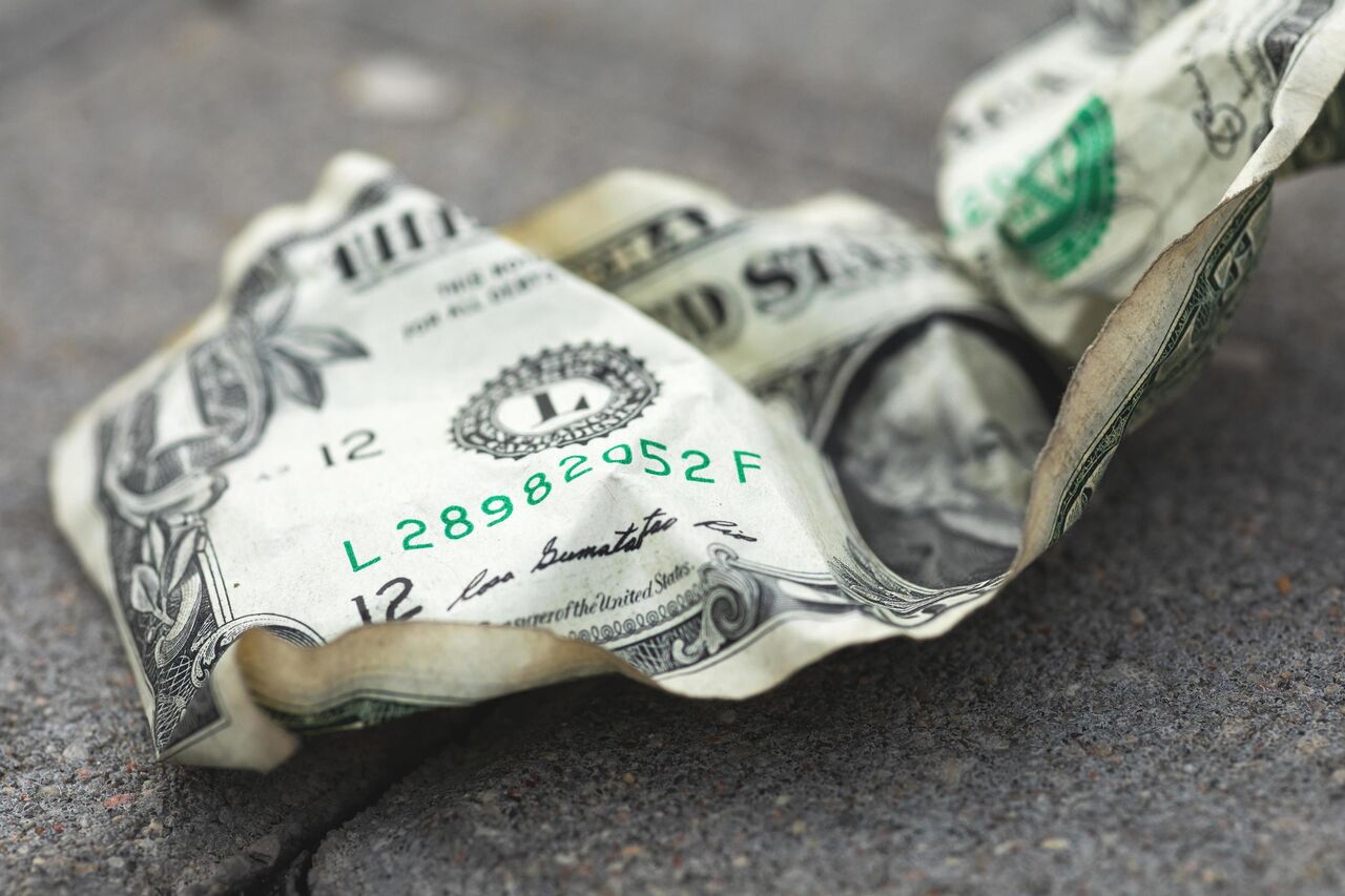 فایننشالتایمز: دلار آمریکا در حال تبدیل شدن به یک «موجود سیاسی» است