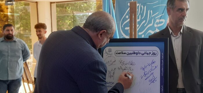 امضای لوح یادبود تجلیل از رابطان سلامت مراغه