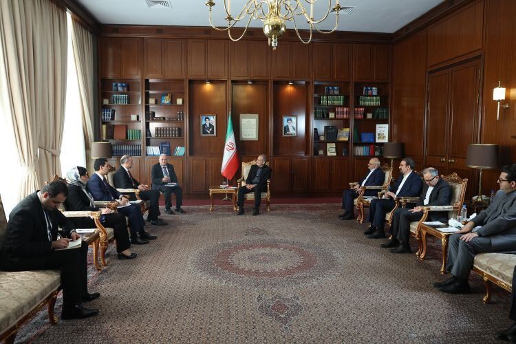Biz mədəni və tarixi ortaqlıqlara əsaslanan qonşularla münasibətlərini gücləndirməyə çalışırıq.