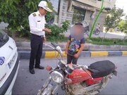 توقیف موتور سیکلت با راکب ۹ ساله در اصفهان