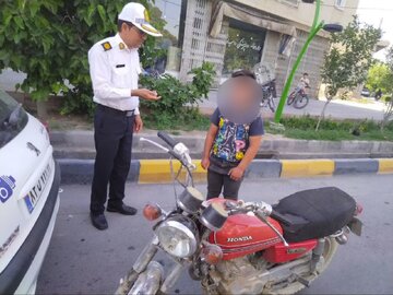 توقیف موتور سیکلت با راکب ۹ ساله در اصفهان