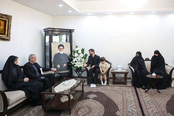 Le président Pezeshkian rencontre les familles du défunt imam du vendredi de Tabriz et du chef de l'équipe de protection du martyr Raïssi