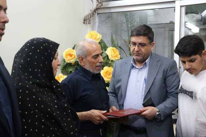 استاندار چهارمحال و بختیاری با خانواده شهید خدمت دیدار کرد