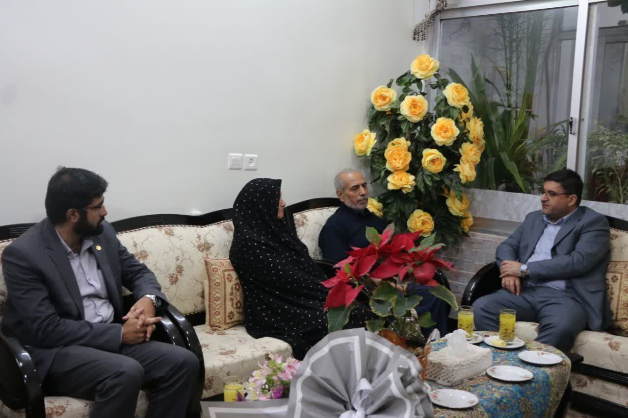 استاندار چهارمحال و بختیاری با خانواده شهید خدمت دیدار کرد