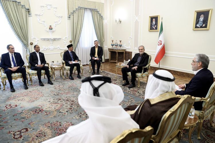 صدر پزشکیان: مسلم یونیورسٹی اساتذہ اور دانشور  اپنے مسائل اور دیگر اسلامی ملکوں کی مشکلات کے حل کے بارے میں مل کر سوچیں