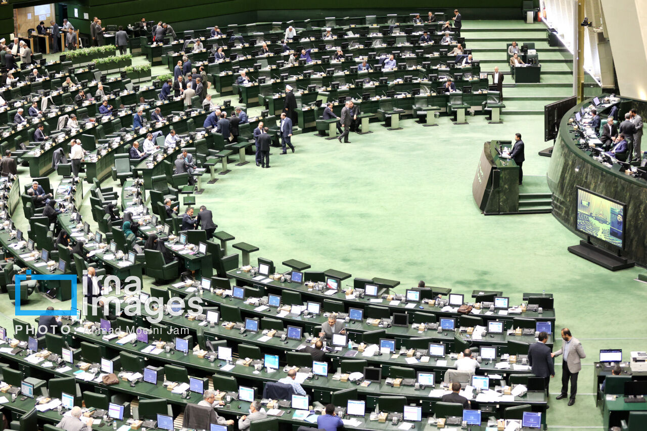 El Parlamento iraní condena la acción del Parlamento británico contra el CGRI