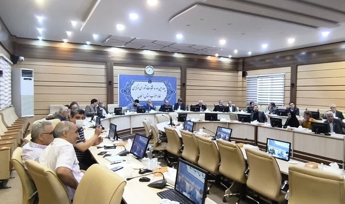 حدود ۱۰۰ حزب در کشور فعال است