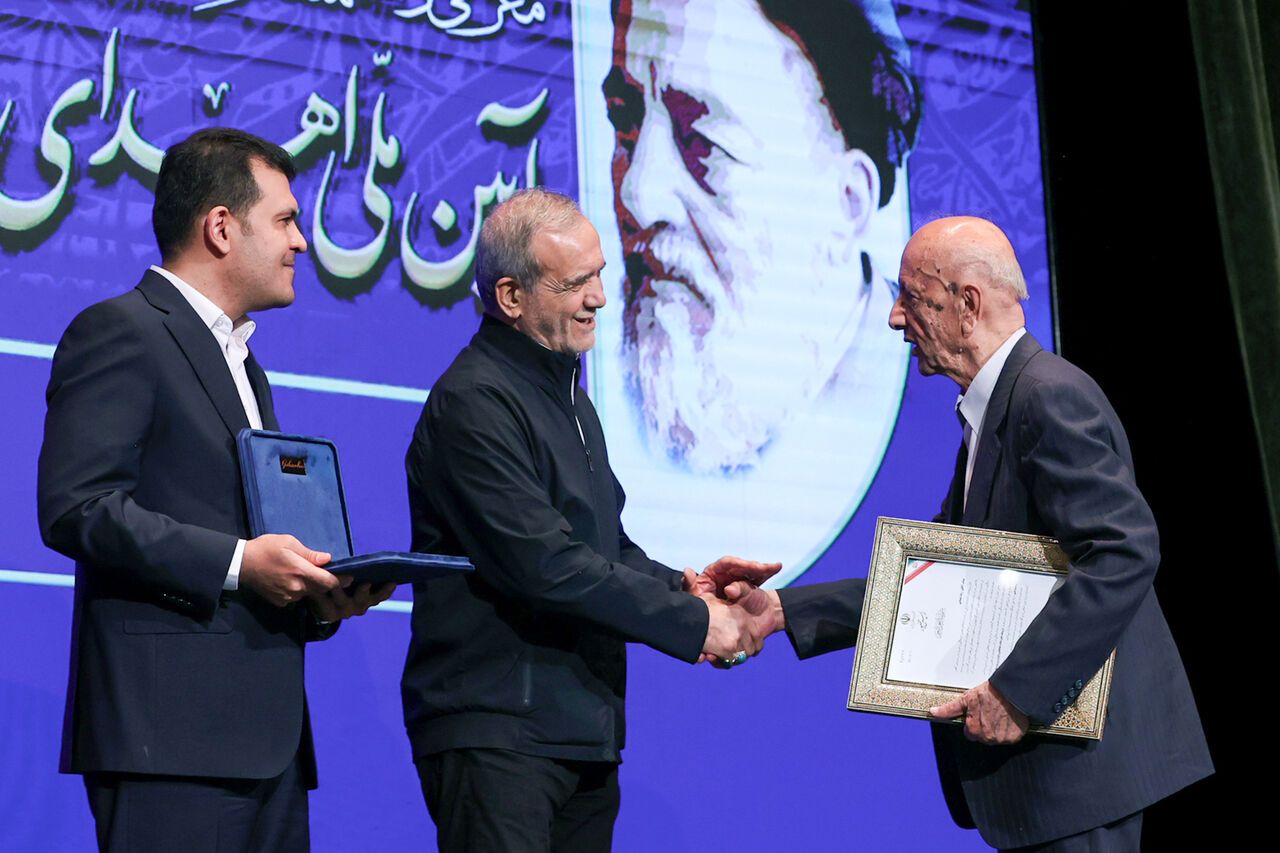 تجلیل از ۲۰ دانشمند ممتاز با اهدای جایزه علامه طباطبایی با حضور رئیس جمهور