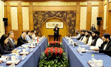 متقی: چین، شریک مهم تجاری افغانستان است/ وانگ‌یی: به حمایت سیاسی، اقتصادی از افغانستان ادامه می‌دهیم