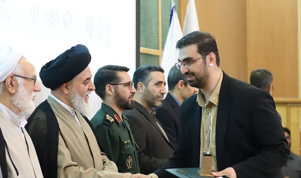 خبرنگار ایرنا قم در سه رویداد رسانه‌ای استان حائز رتبه برتر شد