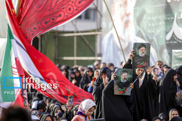 Ceremonia de conmemoración del mártir Seyed Ebrahim Raisi y de los mártires del servicio en Mashhad