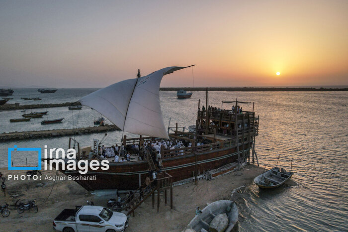 Botadura de una embarcación turística de madera en la isla de Qeshm