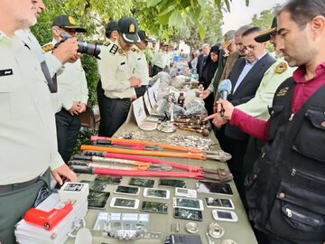 بازدید استاندار قزوین از نمایشگاه کشفیات پلیس