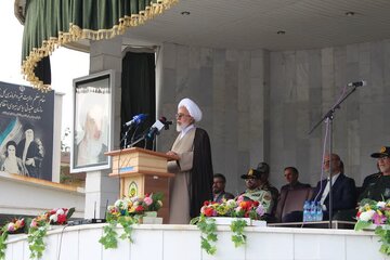 امام جمعه کرمانشاه: باید تهدیدهای دشمن را به فرصت تبدیل کرد