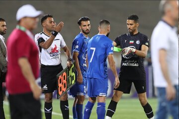اقدام جالب کاپیتان استقلال؛ بازوبند آبی به محمدی رسید