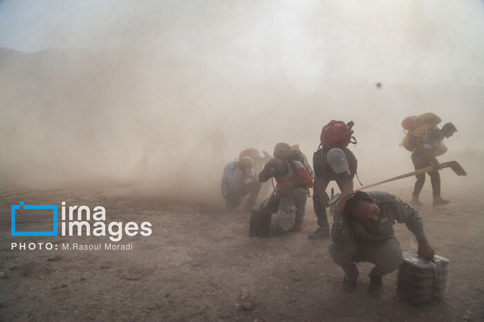 باد و آتش بر بلندای هماگ؛ تلاش برای نجات مراتع کوهستانی بندرعباس ادامه دارد