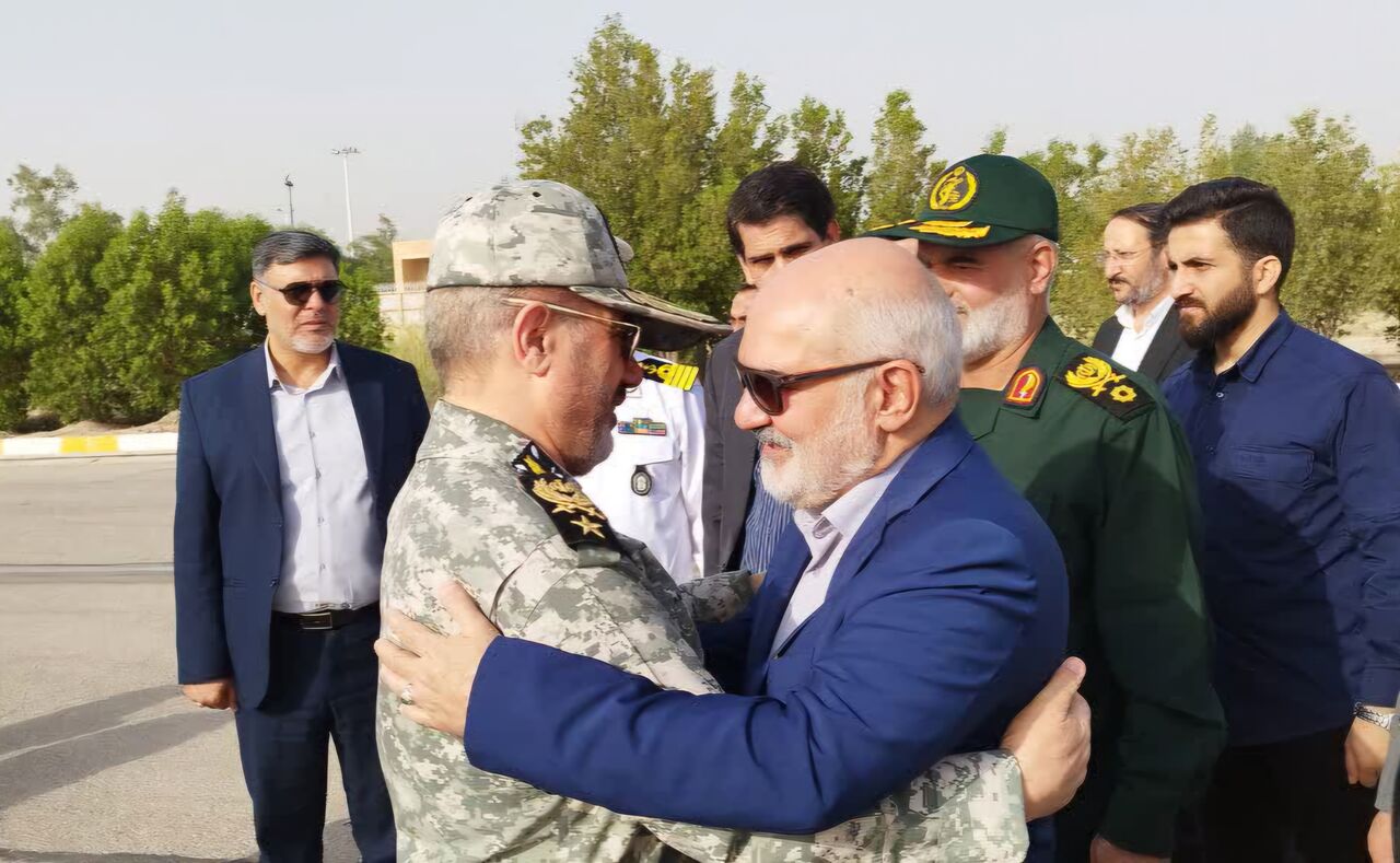 وزیر دفاع با هدف تقویت ناوگان دریایی کشور وارد آبادان شد