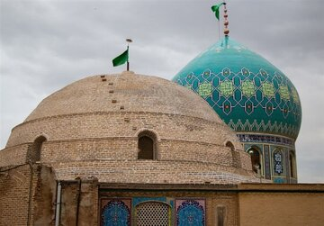 فضای کنونی امامزاده مبرقع شایسته این زیارتگاه نیست فضای کنونی امامزاده مبرقع شایسنه شأن این زیارتگاه نیست