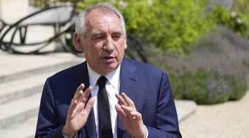 نخست‌وزیر فرانسه از بازنگری در قوانین جنجالی رانندگان تاکسی خبر داد