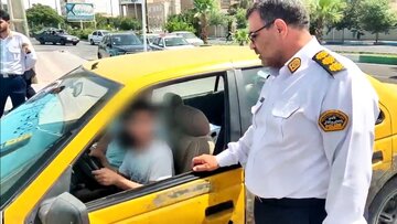 رانندگی کودک ۱۳ ساله با تاکسی در ساوه / خودرو توقیف شد + فیلم