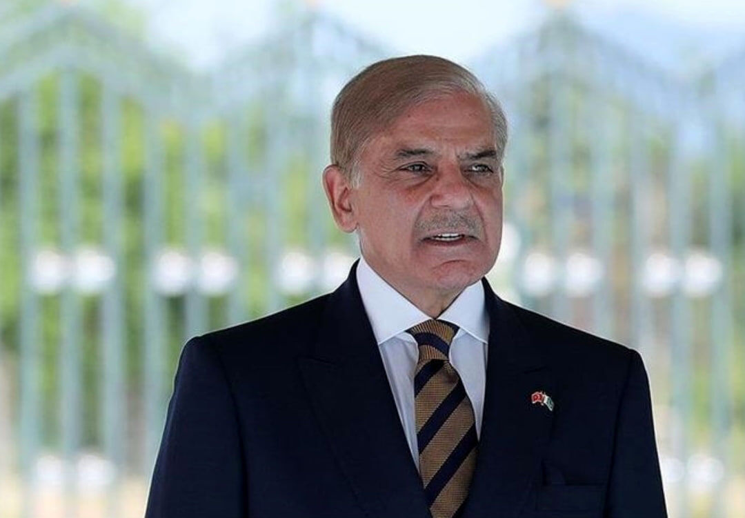 پاکستانی وزیراعظم تہران پہنچ گئے